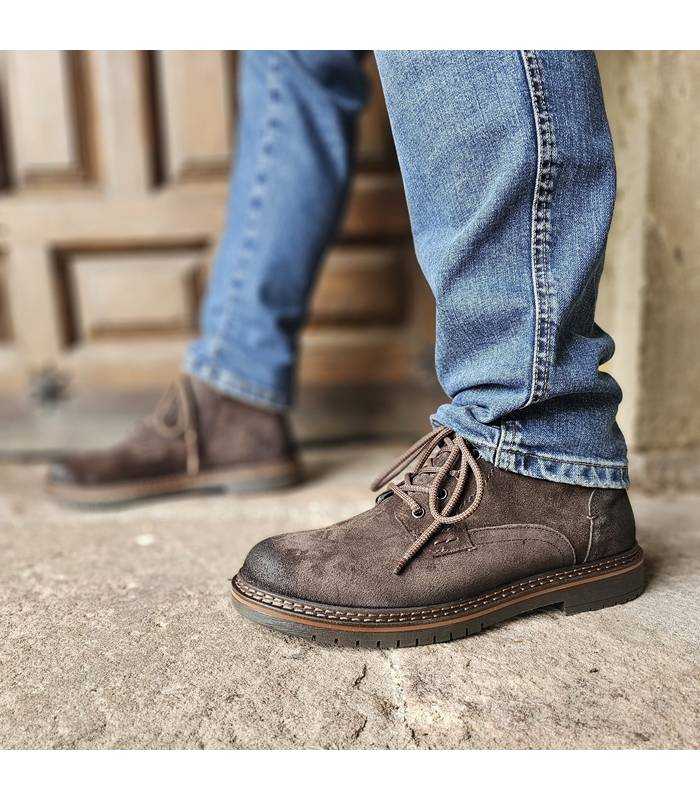 botas de piel marrones impermeables para hombre puestas