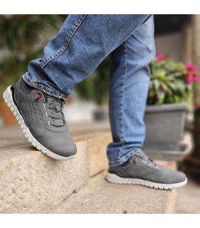 hombre bakando escaleras con los zapatos casual grises de Dockers