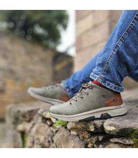 vista ltaeral de los botines verde para hombre impermeables puestos fabricados por Dockers