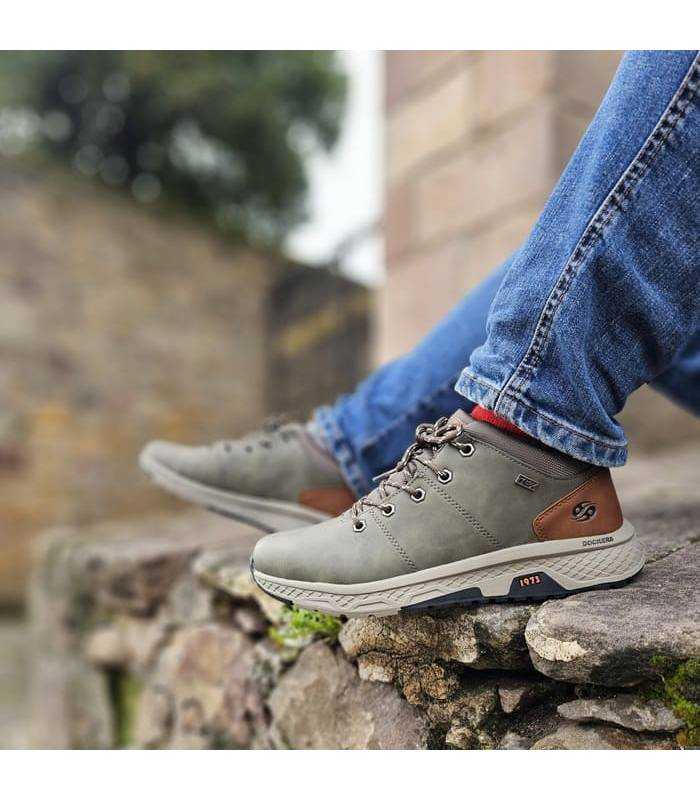 vista ltaeral de los botines verde para hombre impermeables puestos fabricados por Dockers