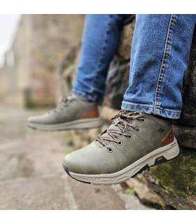hombre posando con los botienes impermeables de Dockers by gerli puestos