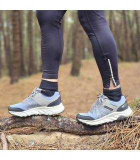 zapatillas de senderismo azules modelo Restil en el campo de Jhayber puestas