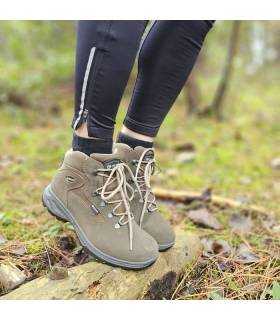 botas marrones modelo Massana de chiruca marrones puestas en el bosque