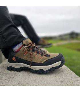 hombre posando con las zapatillas de trekkin Sollana de Paredes
