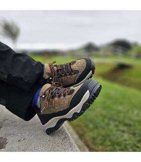 zapatillas de trekking verdes de Paredes puestas