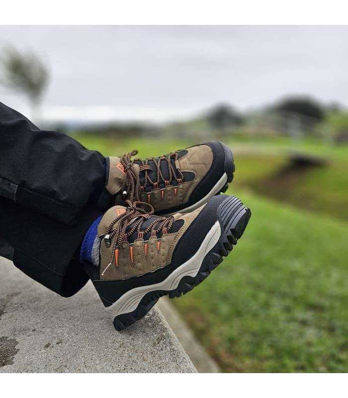 zapatillas de trekking verdes de Paredes puestas
