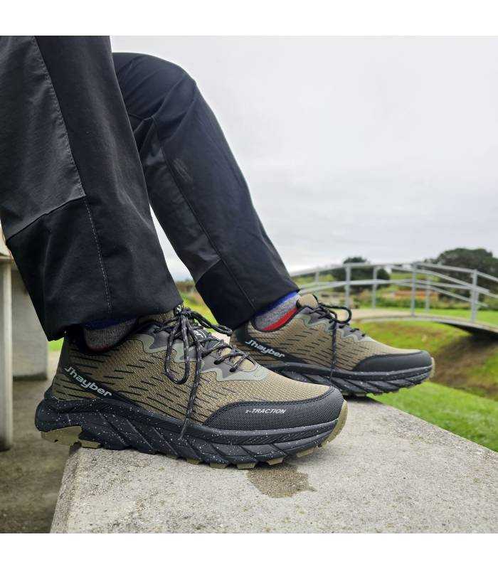 hombre posando con las zapatillas de trekking modelo Rapal kaki de jahyber puestas
