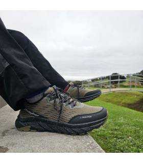 zapatillas de trekking verde kaki modelo Rapal de jhayber para hombre puestas