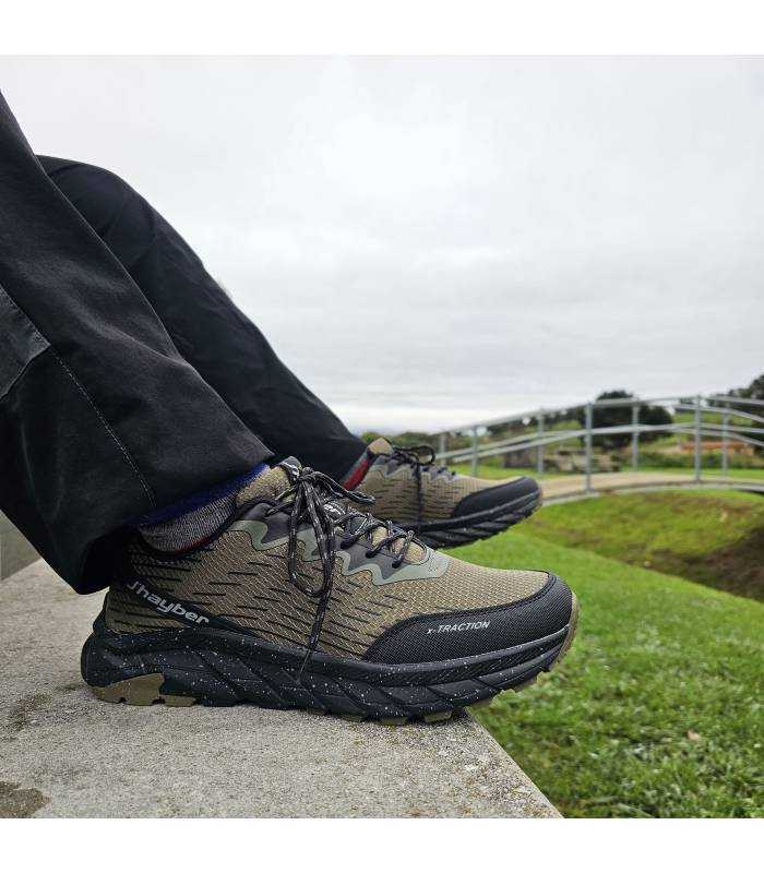 zapatillas de trekking verde kaki modelo Rapal de jhayber para hombre puestas