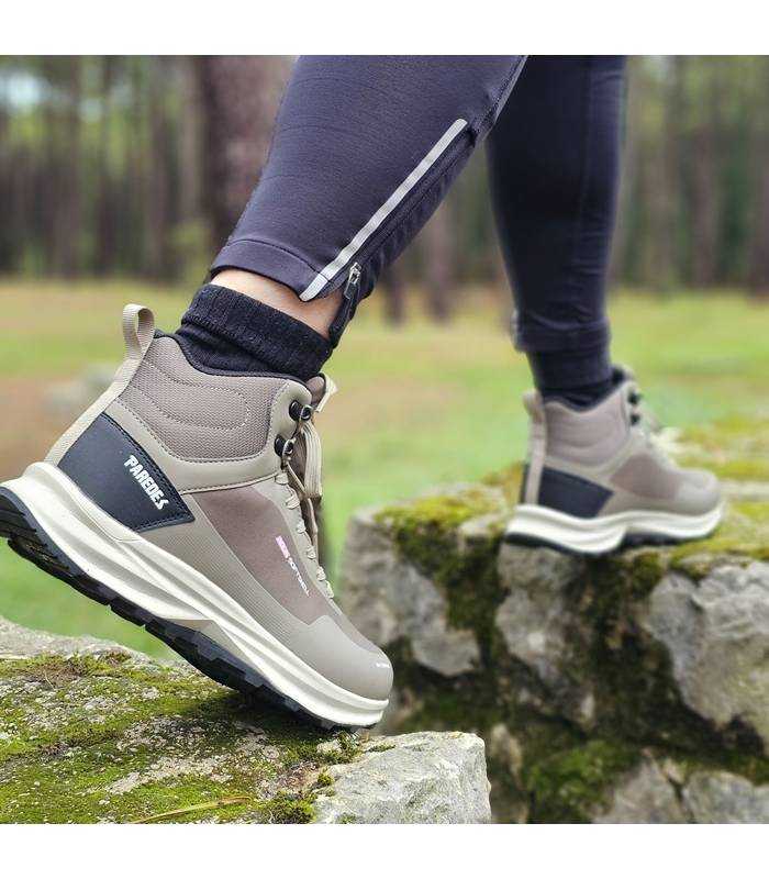 vista lateral de las zapatillas impermables marrones de Paredes