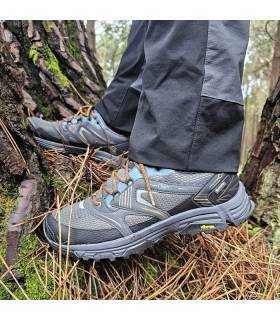 hombre entre torncos con las zapatillas multifucion de Chiruca con Goretex