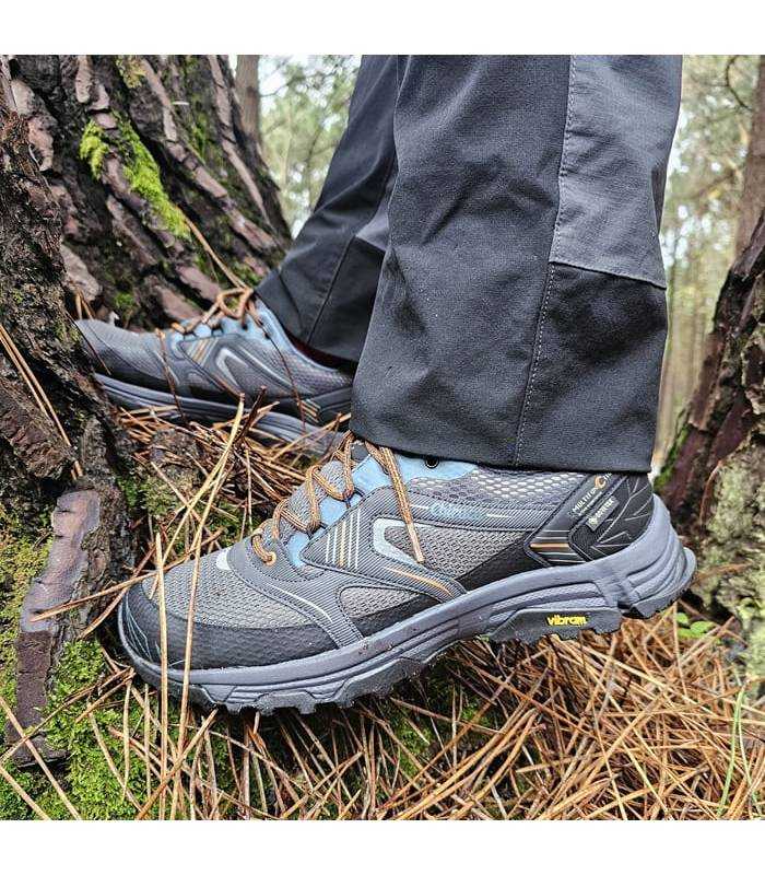 hombre entre torncos con las zapatillas multifucion de Chiruca con Goretex