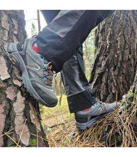 hombre pòsando sobre unos arboles con las zapatillas umtifuncion de Chiruca puestas