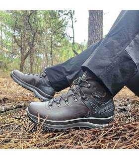 hombre posando en el bosque con las botas impermeables de montaña de Grsiport puestas