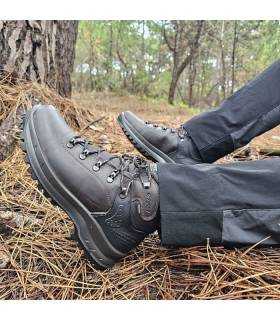 vista lateral de las botas con memebrana Gritex marrones de Grisport puestas