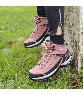 mujer posando con las botas impermables de senderismo rosas  deElementerre puestas