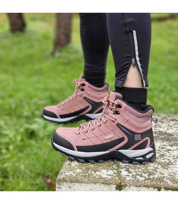 vista lteral de las botas de senderismo en serraje rosa puestas