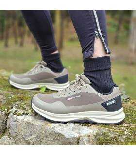 ptimer palano de las zapatillas de senderismo impermables color beige de Paredes puestas