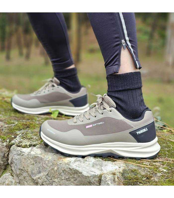 ptimer palano de las zapatillas de senderismo impermables color beige de Paredes puestas