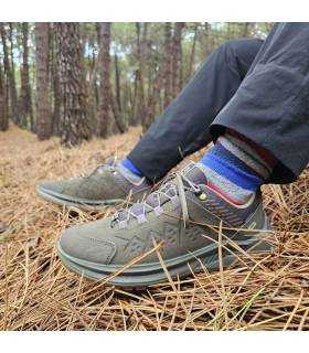 hombre posando con las zapatillas senderismo verdes waterproof puestas