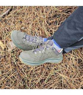 hombre con las zapatillas de senderismo verdes waterproof de Grisport