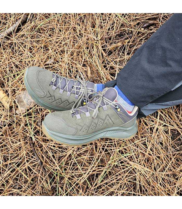 hombre con las zapatillas de senderismo verdes waterproof de Grisport