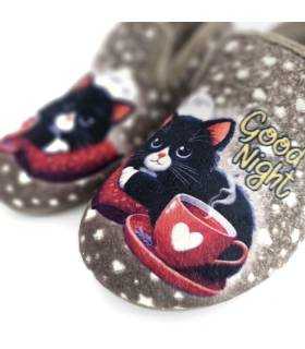 zapatillas casa mujer invierno color marrón beige, detalle del textil y los gatos