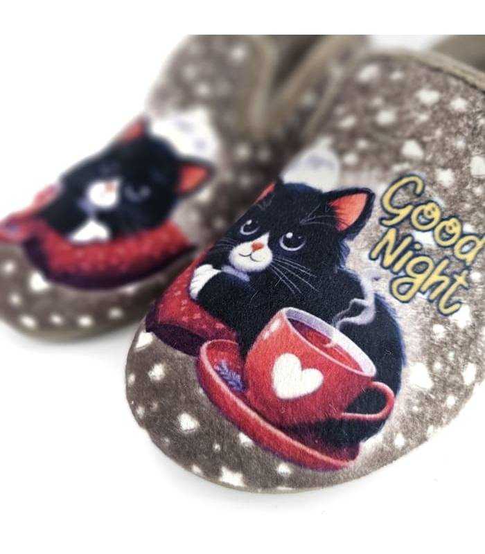 zapatillas casa mujer invierno color marrón beige, detalle del textil y los gatos