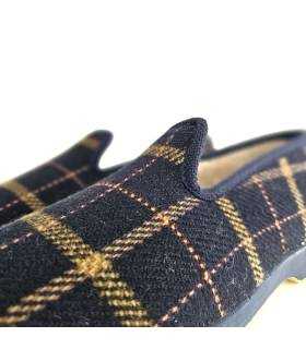 detalle del tejido de paño azul de zapatillas de casa para hombre