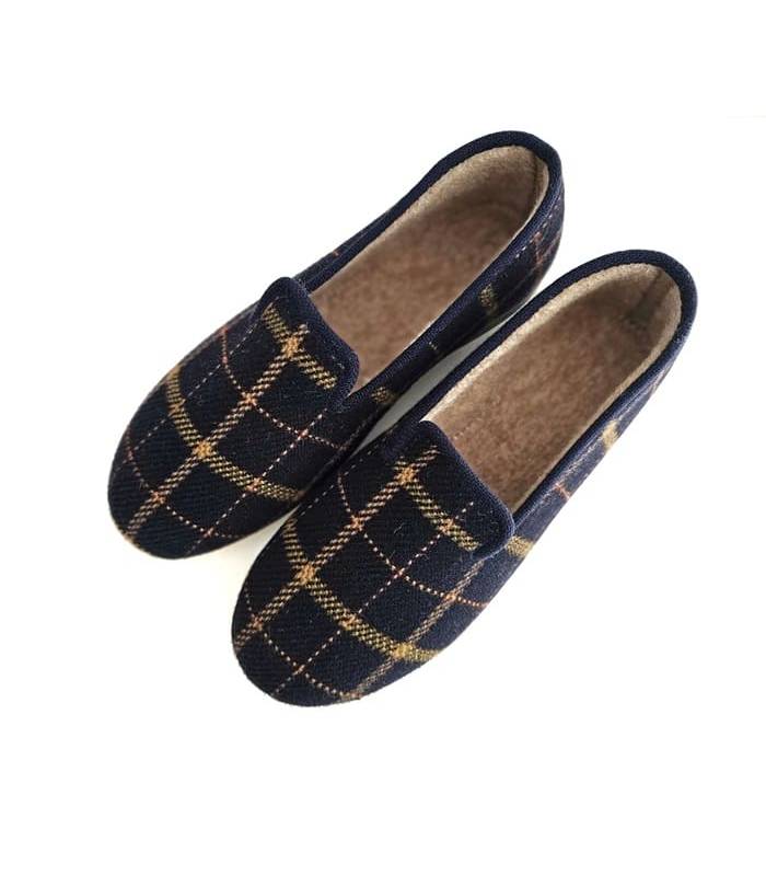 vista superior de zapatillas para casa de cuadros en tonos azules