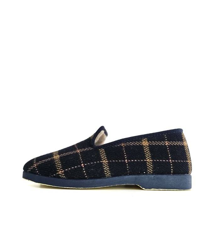 vista lateral de zapatillas para invierno de hombr en paño de cuadros burdeos