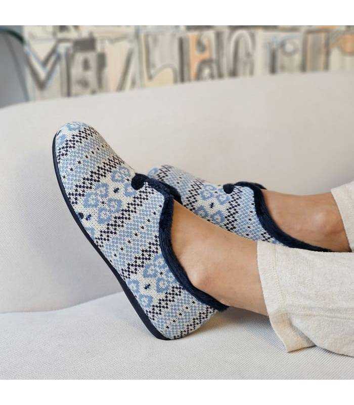 vista lateral de zparillas para mujer azules de Cabrera puestas