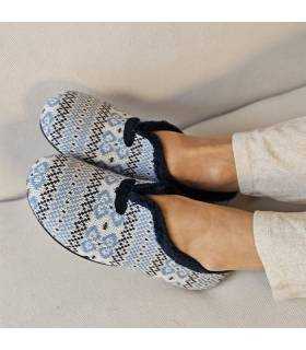 zapatillas tonos azules de mujer para invierno fabricadas por Cabrera puestas