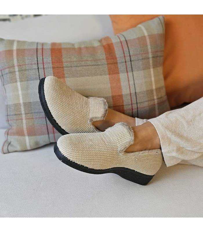 mujer posando con las zapatillas beige con cuña de plumaflex puestas