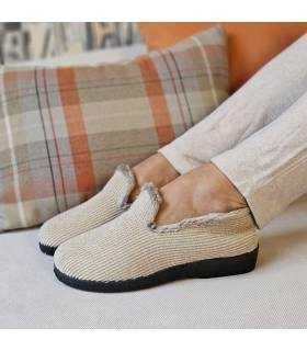 zapatillas para casa de pana biege puestas