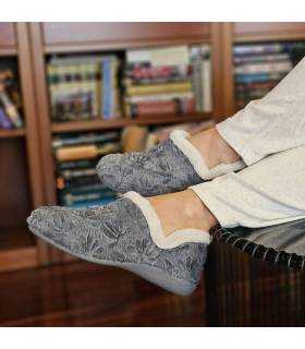 mujer posando con las zapatillas grises de invierno puestas