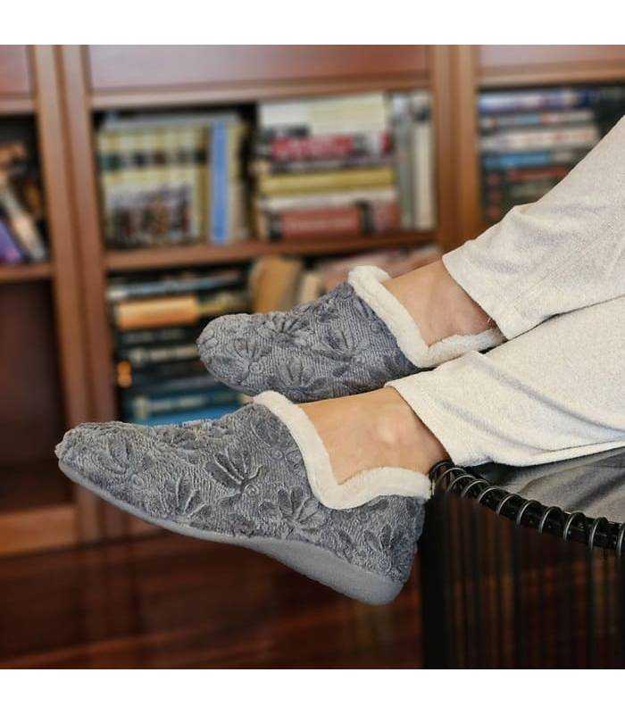mujer posando con las zapatillas grises de invierno puestas