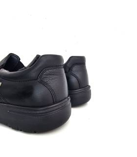 vista trasera zapatos negros impermeables hombre