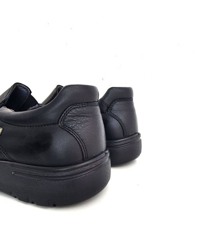 vista trasera zapatos negros impermeables hombre