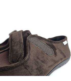 Enfoque en el cierre de velcro en zapatillas marrones de Cabrera