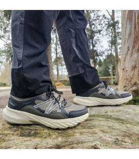 hombre posando con las zapatillas Chantar de jhayber puestas en el campo