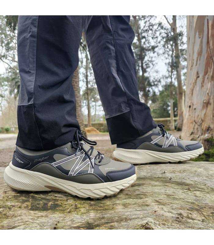 hombre posando con las zapatillas Chantar de jhayber puestas en el campo