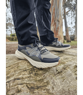 zapatillas verdes de senderismo jhayber verdes puestas en el campo