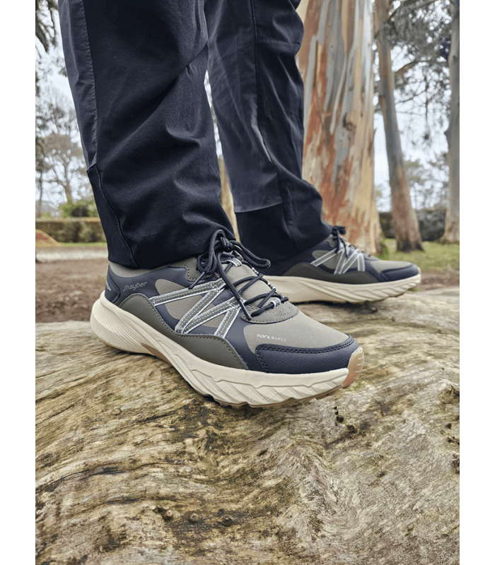 zapatillas verdes de senderismo jhayber verdes puestas en el campo