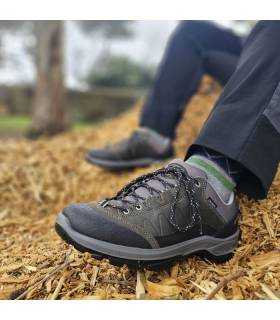 hombre posando con las zapatillias de Grisport con memebrana impermeables puestas