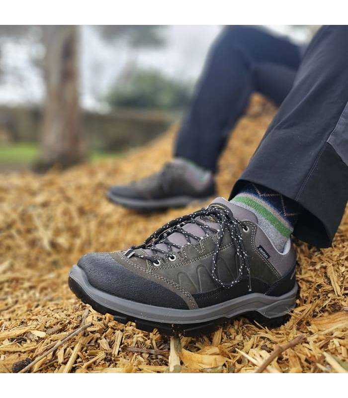 hombre posando con las zapatillias de Grisport con memebrana impermeables puestas