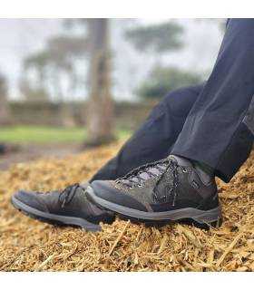 hombre posando con las zapatillas  grisport gritex puestas