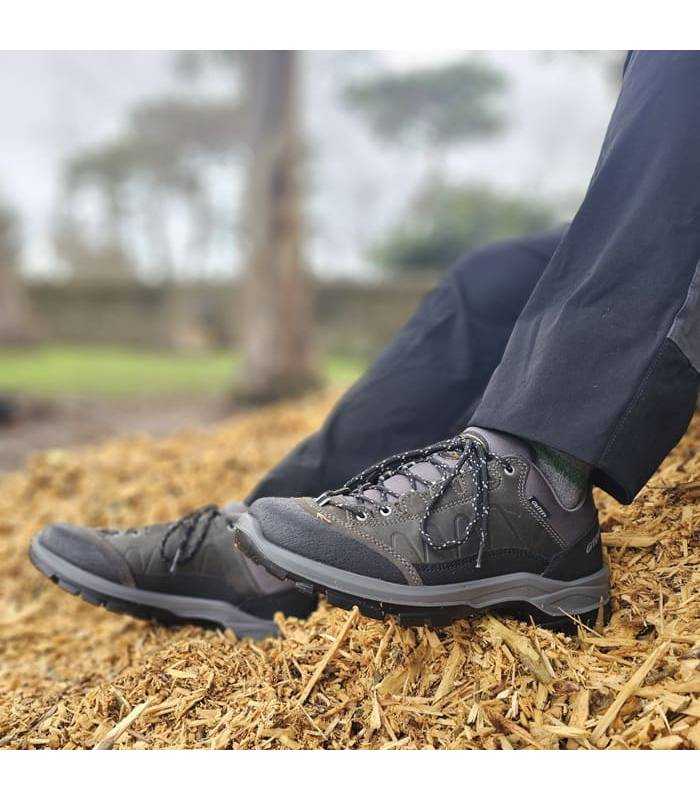 hombre posando con las zapatillas  grisport gritex puestas