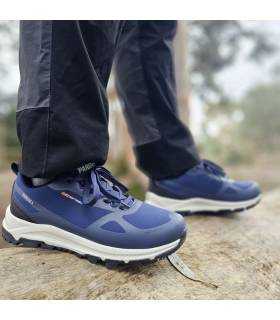 zapatillas senderismo hombre azules modelo Redueña de Paredes puestas