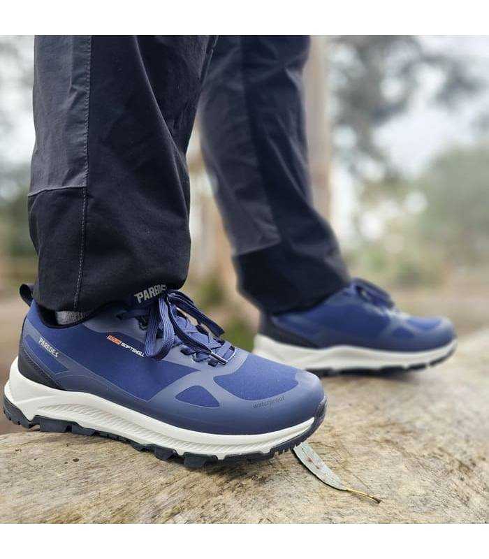 zapatillas senderismo hombre azules modelo Redueña de Paredes puestas